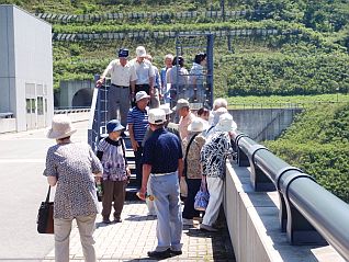 天端中央にある展望台から県内一を誇るダムを見下ろしました