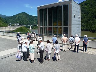 常用洪水吐ゲートは何をするものか興味津々