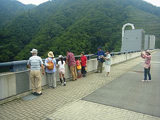 緑の山々に囲まれたながい百秋湖の景観に感動