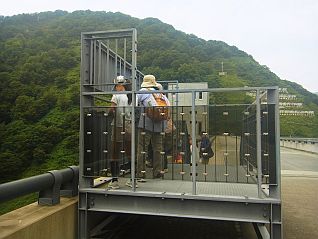 展望台から県内一高い長井ダムを見下ろしました