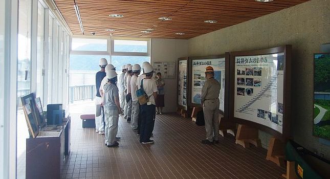 展示室でダムの役割を学びました