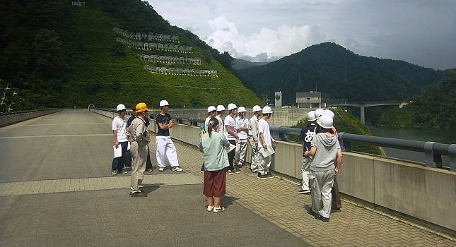 天端では水没した管野ダムに興味津々