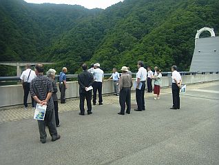 天端からみるながい百秋湖に貯水量を実感