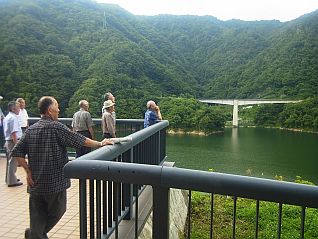 堤体に向かってお腹の底から「ヤッホー！」