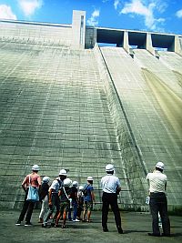 ③堤体下流からダムを見上げる