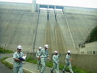 移動中も、気になることはどんどん質問しました。