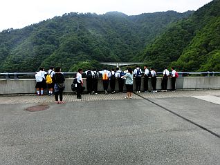 緑に囲まれたながい百秋湖をながめて