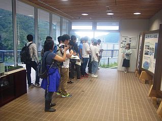 展示室でダムの役割・概要を学びました