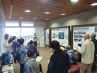 展示室で長井ダムの役割や概要を説明