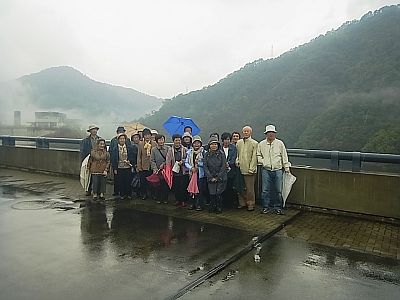 雨にも負けない笑顔で記念撮影