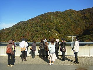 さわやかな秋空と紅葉がかった山々に魅了され・・・