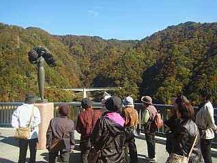 長井市出身、長沼孝三氏の作品「万手像」をながめて