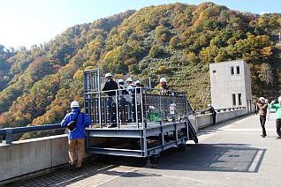 天端展望台から県内一の高さを確認