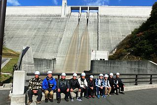 ダム下流面をバックに記念写真（午前の部）