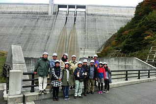 ダム下流面をバックに記念写真（午後の部）