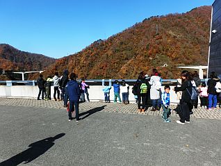 ダム湖面と紅葉の山々を眺めながら