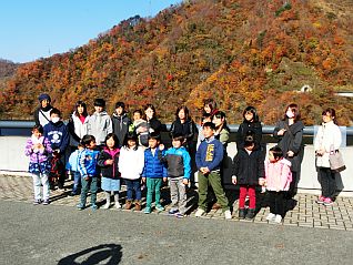 紅葉の山々をバックに天端で記念撮影