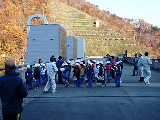 ダム天端から管野ダムの歴史を学びました