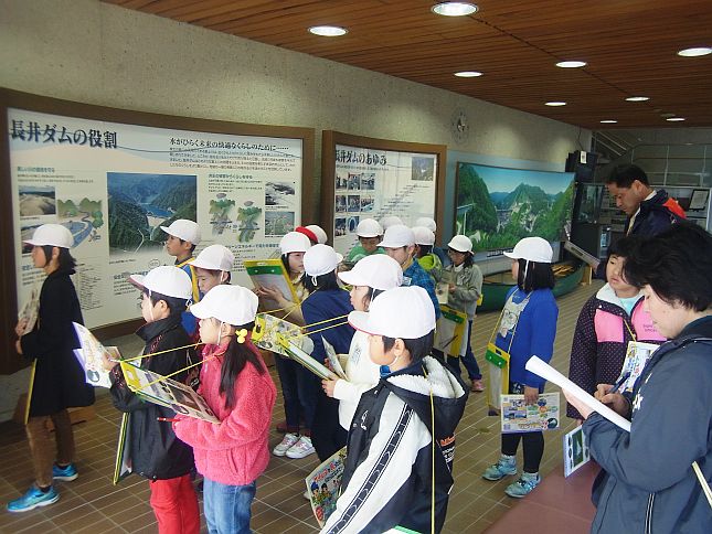 展示室でダムの役割を学びました