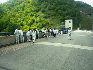 天端から県内一の高さを誇るダムを見下ろしました