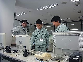 操作室でダム上流の湖面状況を確認しました