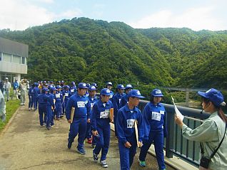 左手に見えるのは「ながい百秋湖」