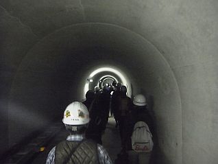 ちょっと肌寒く薄暗い監査廊ではo(^-^)oワクワク探検気分