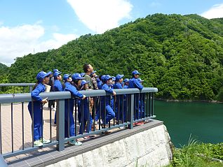 みんなの「ヤッホー」がながい百秋湖に響きわたりました