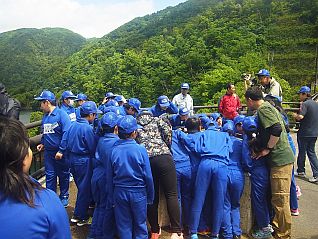 竜神大橋バルコニーから貯水池をのぞき込んで