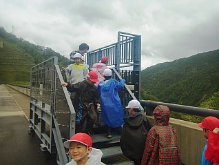 天端から、県内一！125.5mの高さを誇るダムを見下ろして大興奮(゜∀゜)