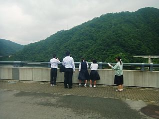 天端で『ながい百秋湖』の由来を学びました