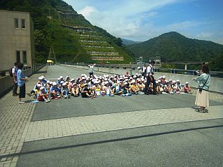 天端でダムの役割等を学びました