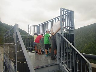 天端中央の展望台から山形県一高いダムを見下ろしました