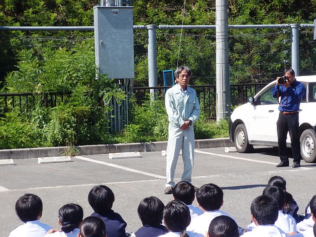 開会行事で岡村支所長があいさつ