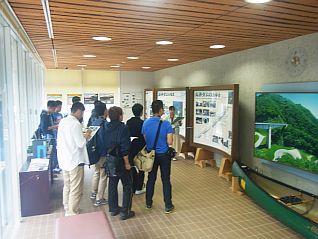 展示室でダムの概要を学び、しっかりメモしました。