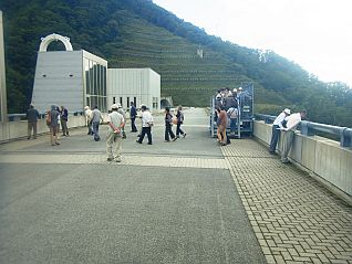 ダム天端では、上流に見えるながい百秋湖、下流には県内一の高さを誇るダムを見下ろし「素晴らしい！」と絶賛