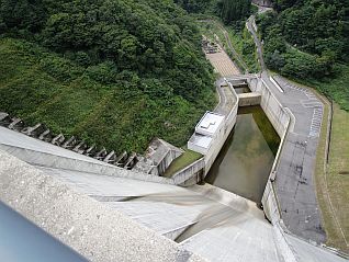 ダム天端では、上流に見えるながい百秋湖、下流には県内一の高さを誇るダムを見下ろし「素晴らしい！」と絶賛