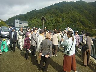 千手観音より更なる思い、万の数ほど溢れる思いが込められている万手像！長井市出身長沼孝三氏の作品です