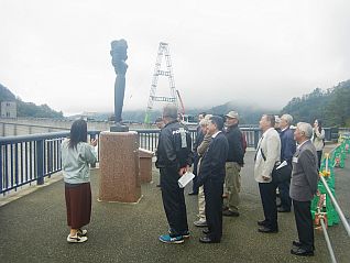 長井市出身長沼孝三氏の作品【万手像】