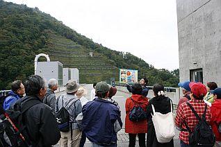 天端では、ダムの大きさや役割、ながい百秋湖の由来などを聞きました