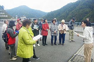 天端では、ダムの大きさや役割、ながい百秋湖の由来などを聞きました