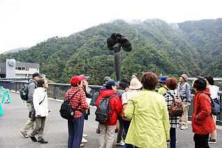 こちらは長井市出身長沼孝三氏の作品【万手像】です