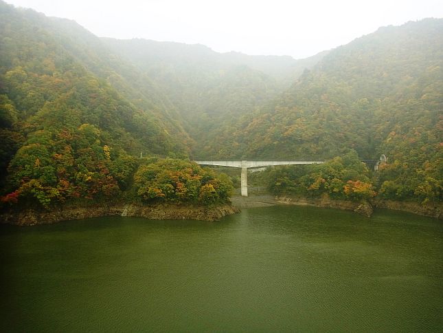 管理支所からみた白つつじ橋周辺の紅葉状況 （10月23日撮影）