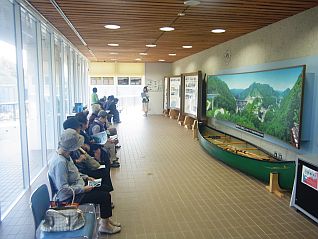 展示室でダムの概要を説明