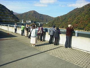 天端でながい百秋湖の由来や鎮座した管野ダムの話に興味津々