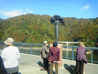 長沼孝三氏の作品「万手像」この山の向こうに三淵渓谷があります