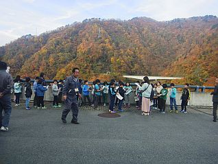 ながい百秋湖の名前の由来や竜神大橋の下に鎮座する管野ダムの歴史を学びました。