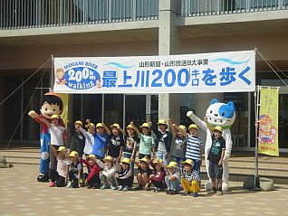 「元気いっぱい歩くぞ～！！」学校をあとにしました