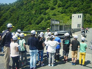 天端ではダムの大きさを学びました