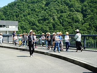 ながい百秋湖の由来やダム周辺に住む動物の話に興味津々